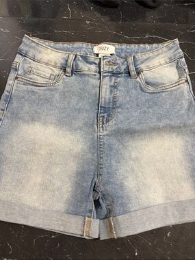 Suzy Shier Light Wash Denim Shorts - Women's